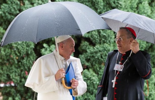 Vizita istorică a Papei Francisc în România  începe într- o zi ploioasă