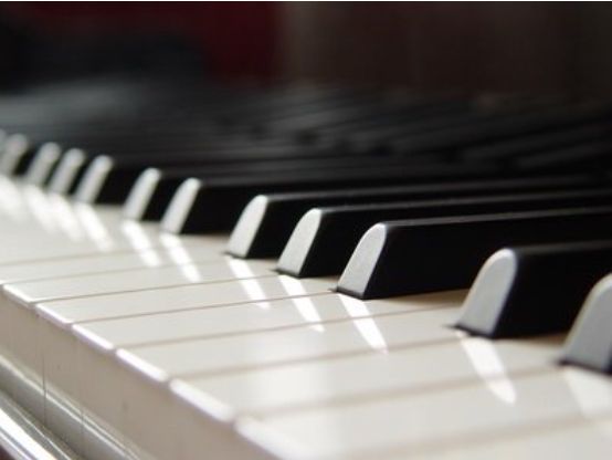 Râmnicu Vâlcea, în ploaie și acorduri de pian