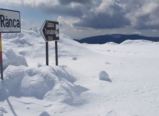 Transalpina acoperită de zăpadă în luna mai