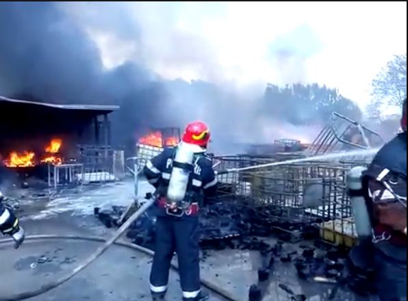 Incendiu de proporții la un depozit din Râmnicu Vâlcea