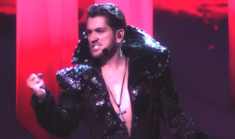 Cezar Ouatu și- a dorit să vadă vitraliul Bibliotecii vâlcene