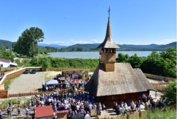 O nouă biserică, în stil maramureșan, în zona nord a Râmnicului