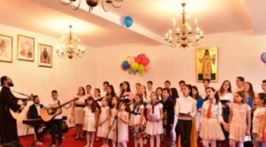 Spectacol în Ziua Copilului la Arhiepiscopia Râmnicului