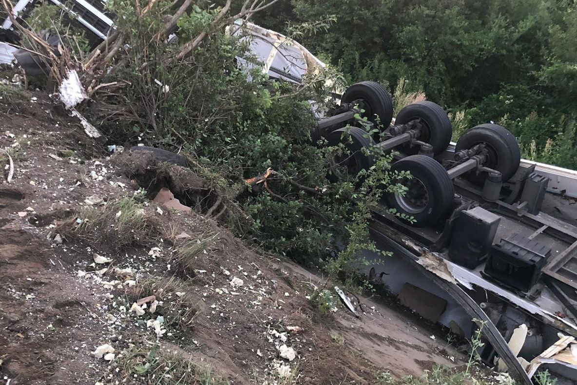 Accident la Calimanesti ! 20 de tone de ciocolata, in raul Olt !