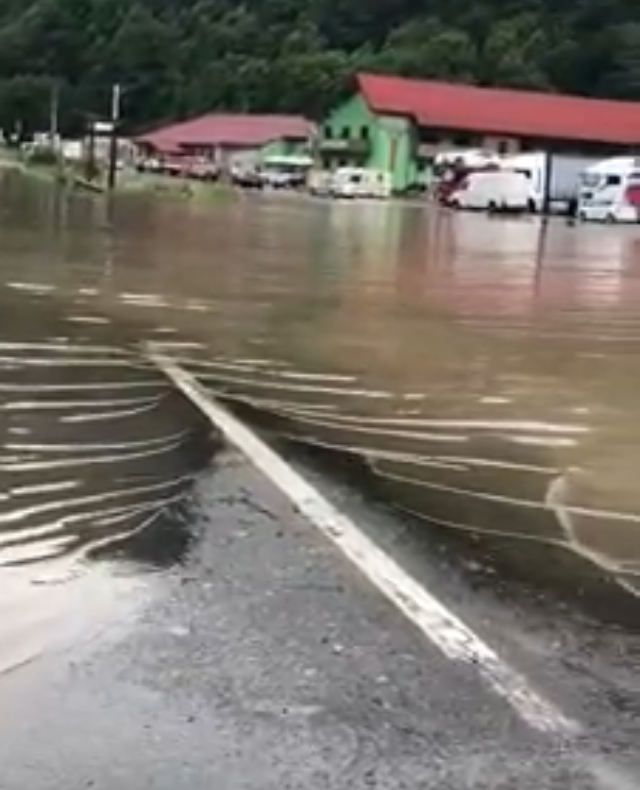 DN 7, zona Câineni, inundat. Poliţiştii recomandă şoferilor să circule cu viteză redusă!