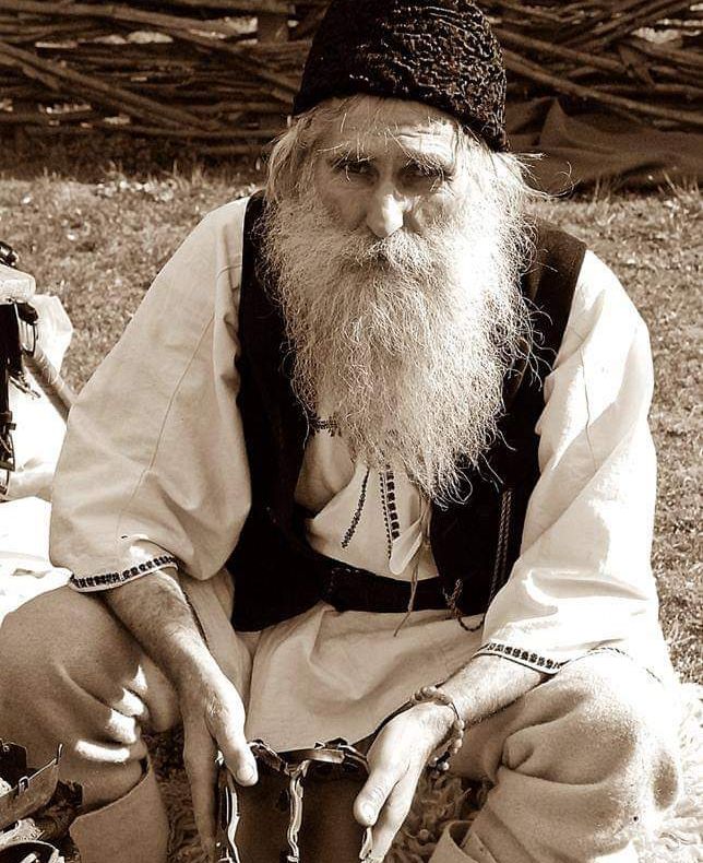 Singurul opincar din zona Olteniei, celebrat astăzi la Prefectura Vâlcea