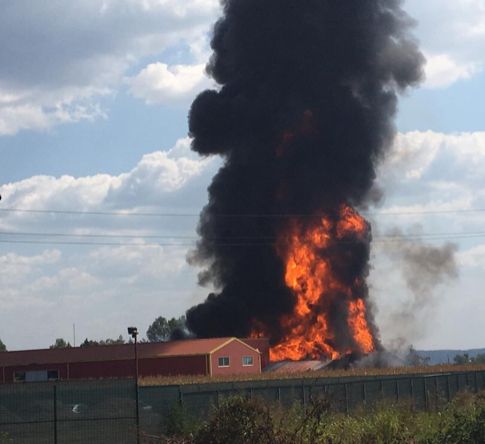 Incendiul din Mihăești oprit după patru ore. Există pericolul reaprinderii și scurgerii de substanțe inflamabile