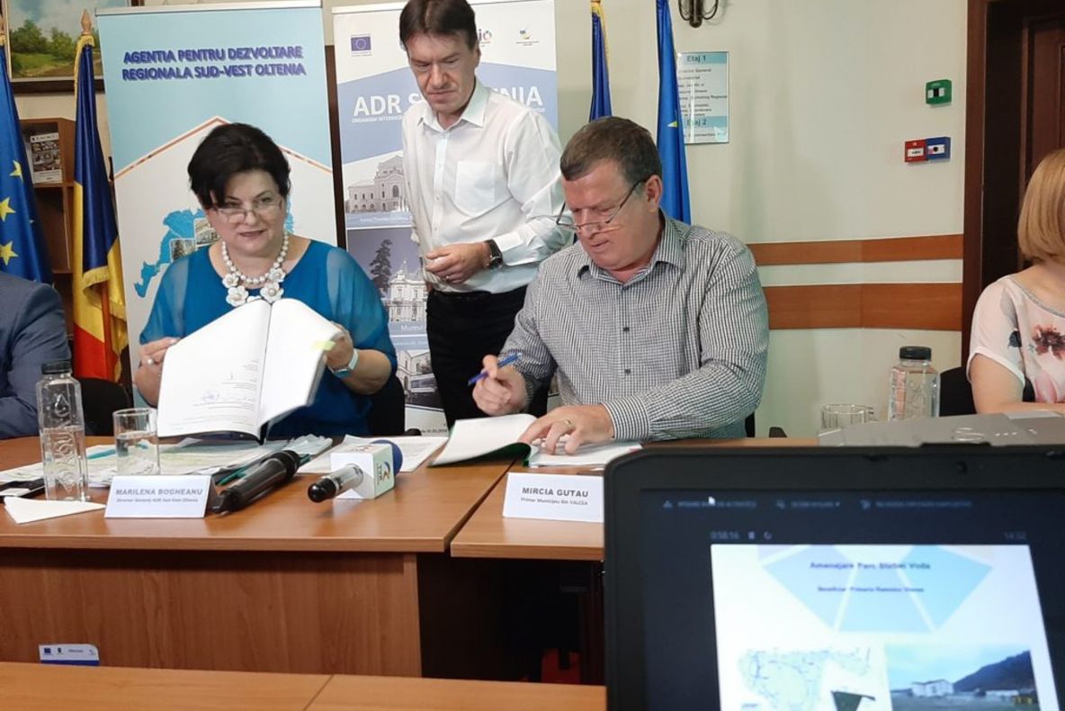 Tiroliene şi leagăne, terenuri pentru volei si badminton in parcul Ştirbei Vodă