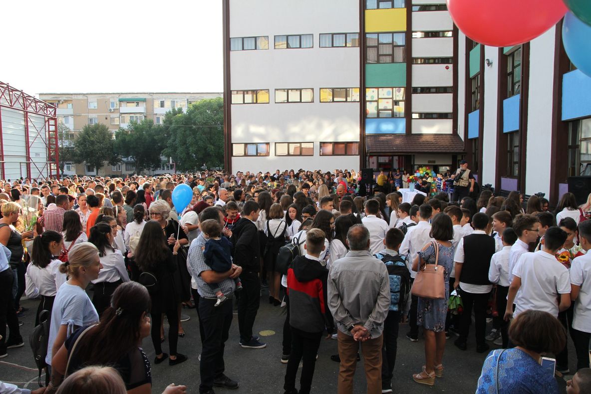 Tur de forţă al primarului Mircia Gutău la deschiderea noului an şcolar