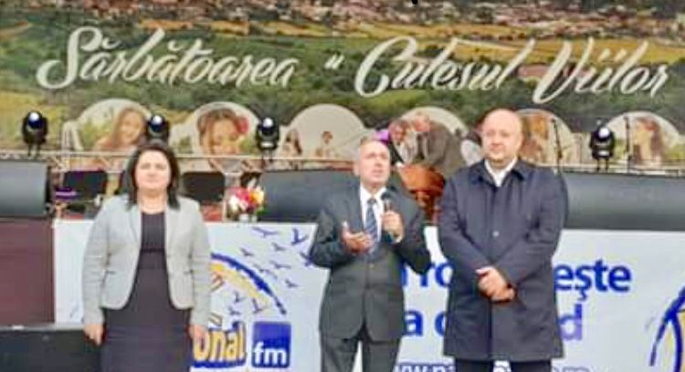 Inspectorul școlar Andra Bică, alături de președintele CJ Vâlcea, prezenți în orașul viilor