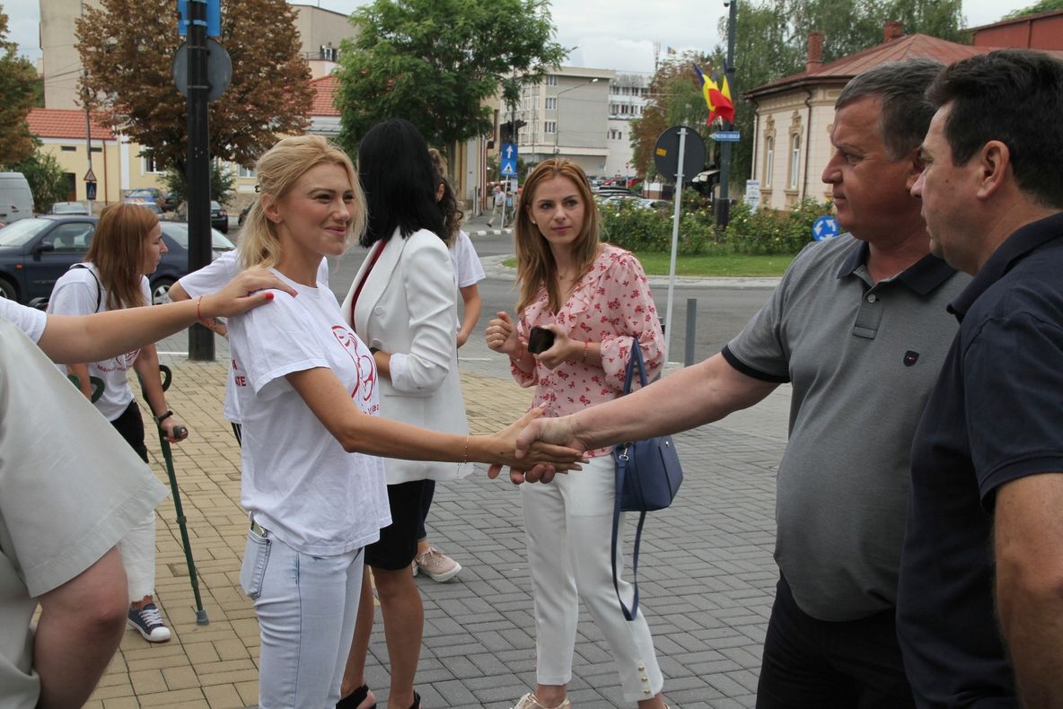 Primăria şi Asociaţia ”Mămici din Vâlcea” , surprize pentru 200 de şcolari din Râmnic !