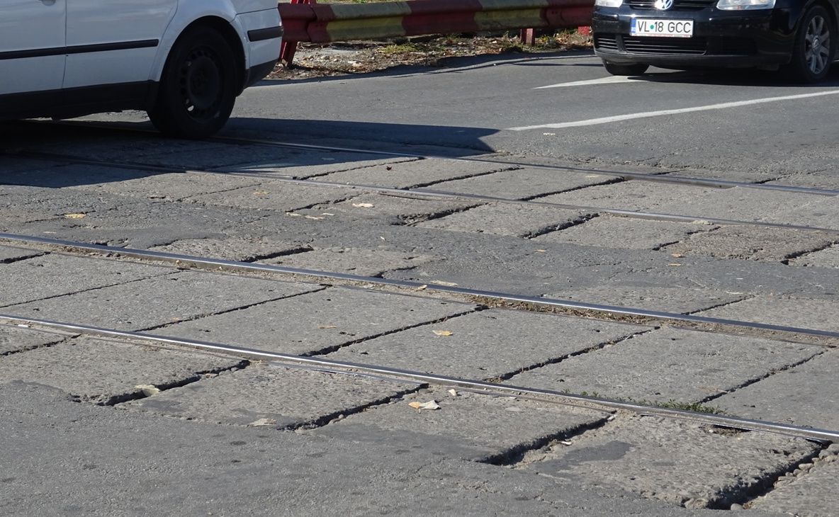 S-au semnat contractele pentru amenajarea cu dale elastice a trei treceri la nivel de cale ferată