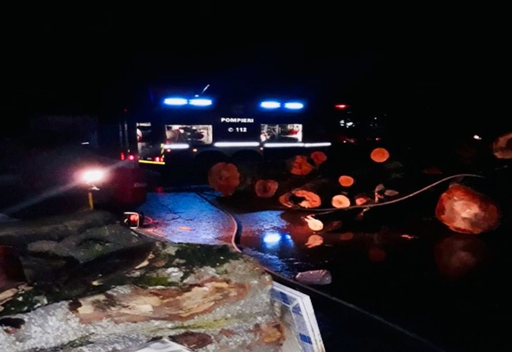 Incendiu noaptea trecută într- un depozit pentru material lemnos