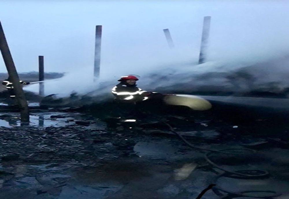 Incendiul izbucnit la fabrica de anvelope din Drăgășani nu a fost stins încă