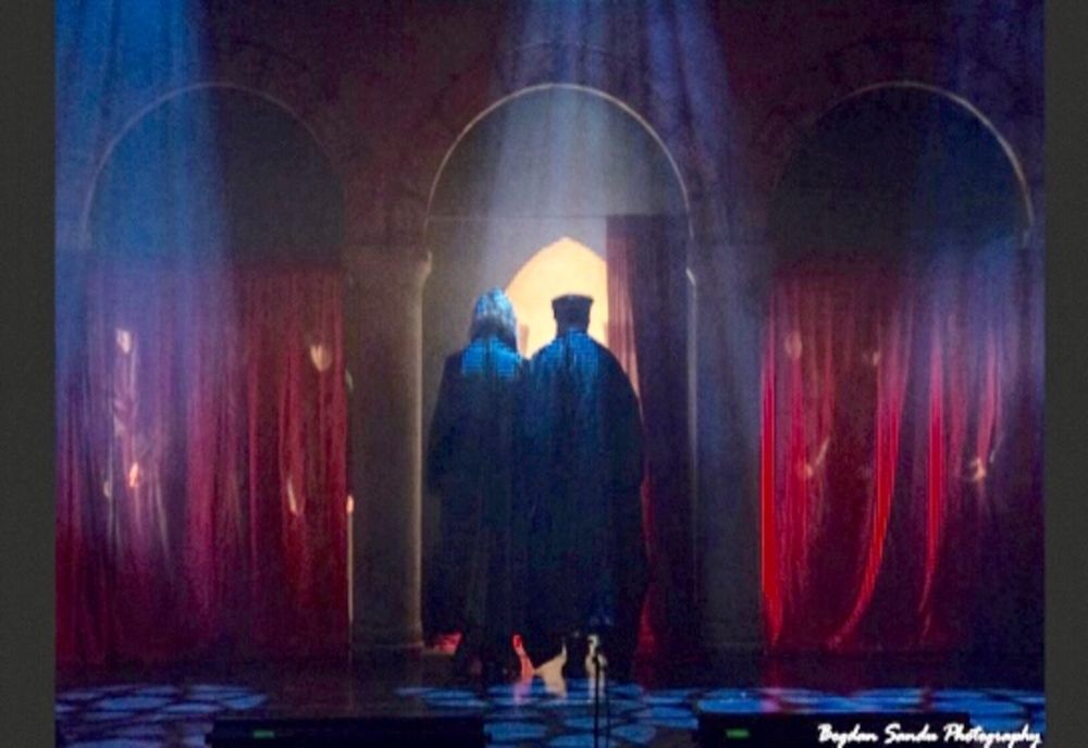 Spectacol tradițional de Crăciun, oferit în centrul Râmnicului, de actorii Teatrului Ariel