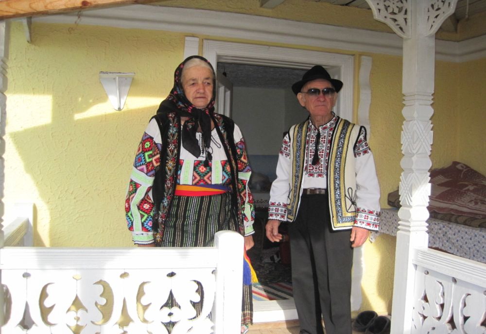 FOTO: Au mers la vot înainte să meargă la biserică. Povestea soților din Bacău care au mers la vot în costum popular