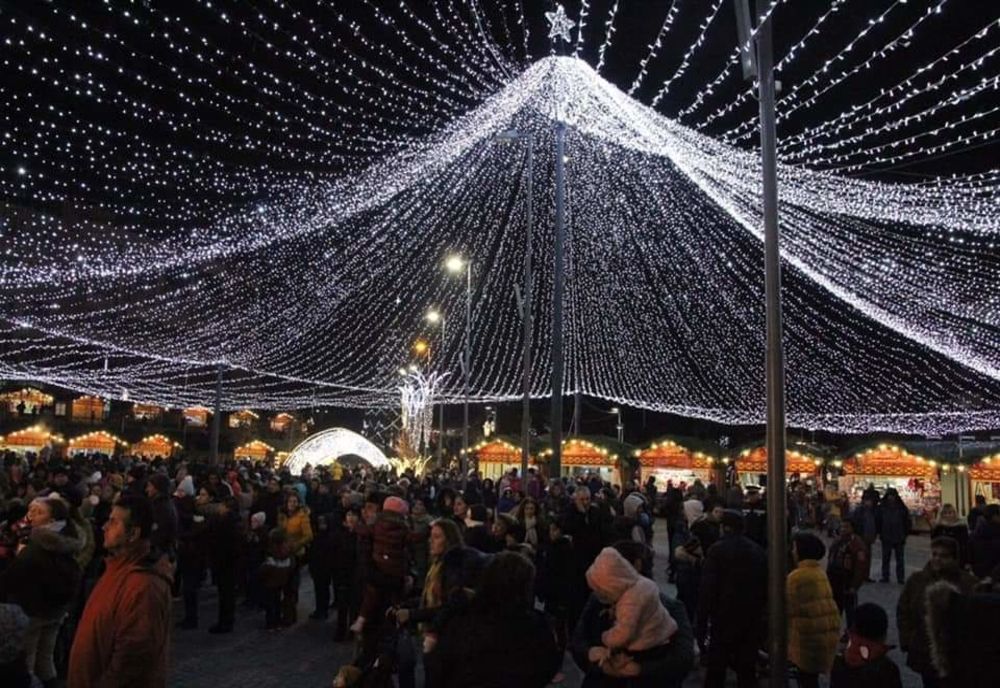 Sute de oameni prezenți în centrul Râmnicului, în seara lui Moș Nicolae