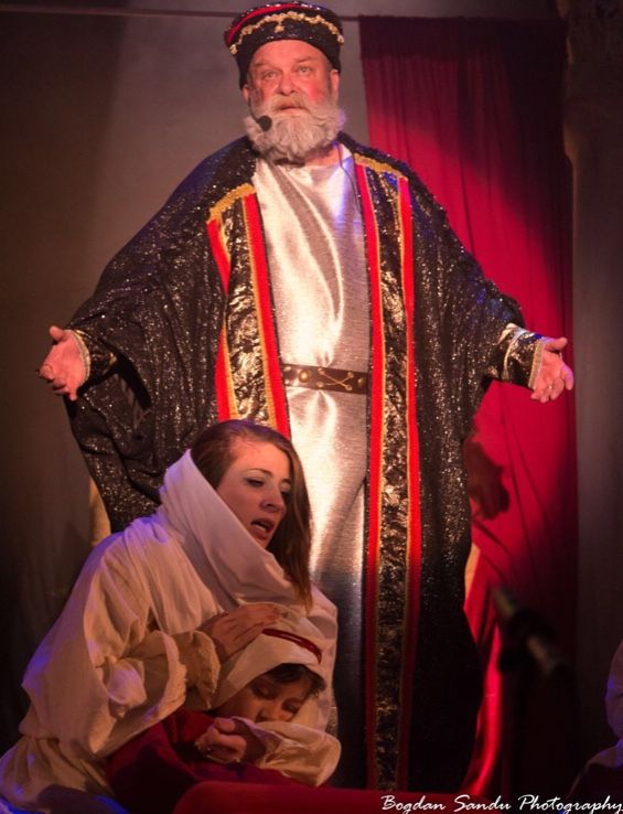 Spectacol tradițional de Crăciun, oferit vâlcenilor de actorii Teatrului Ariel