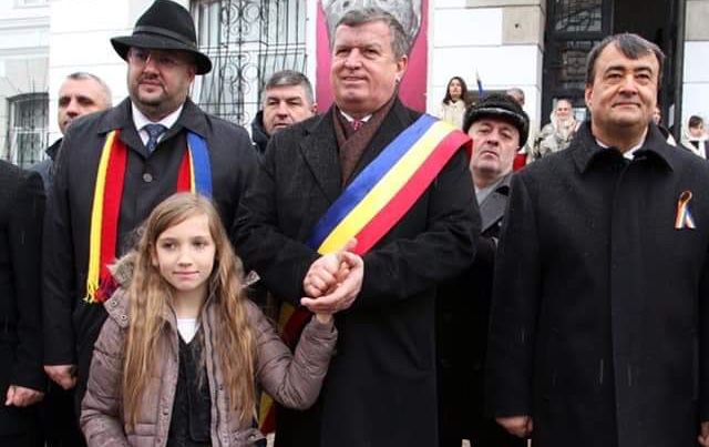 Prima zăpadă peste Râmnic în timpul paradei Zilei Naționale a României