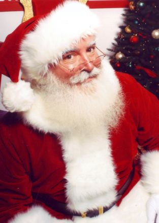 Moș Crăciun iese în paradă