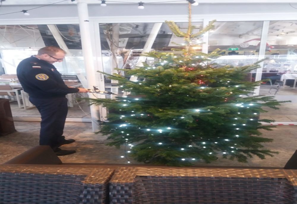 Sfaturi de la pompieri. Cum trebuie să împodobim bradul pentru a evita un incendiu