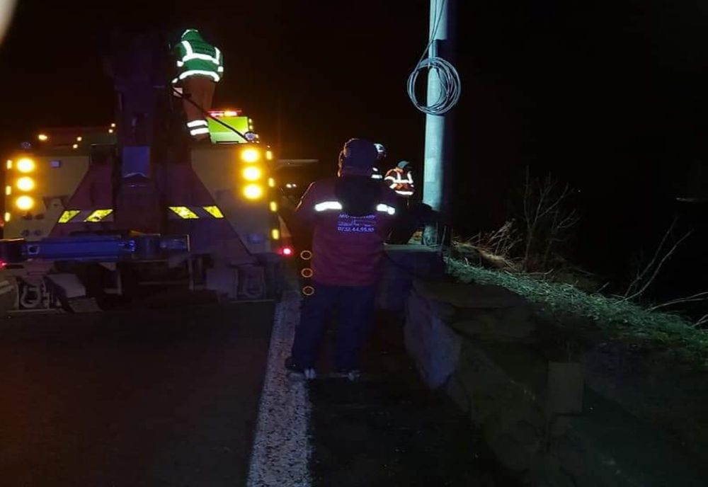 Circulație îngreunată pe DN 7. Un autotren care transporta autovehicule s- a răsturnat în Râul Olt