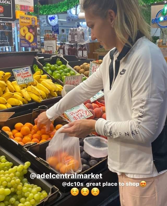 Tenismena, caisele și piața