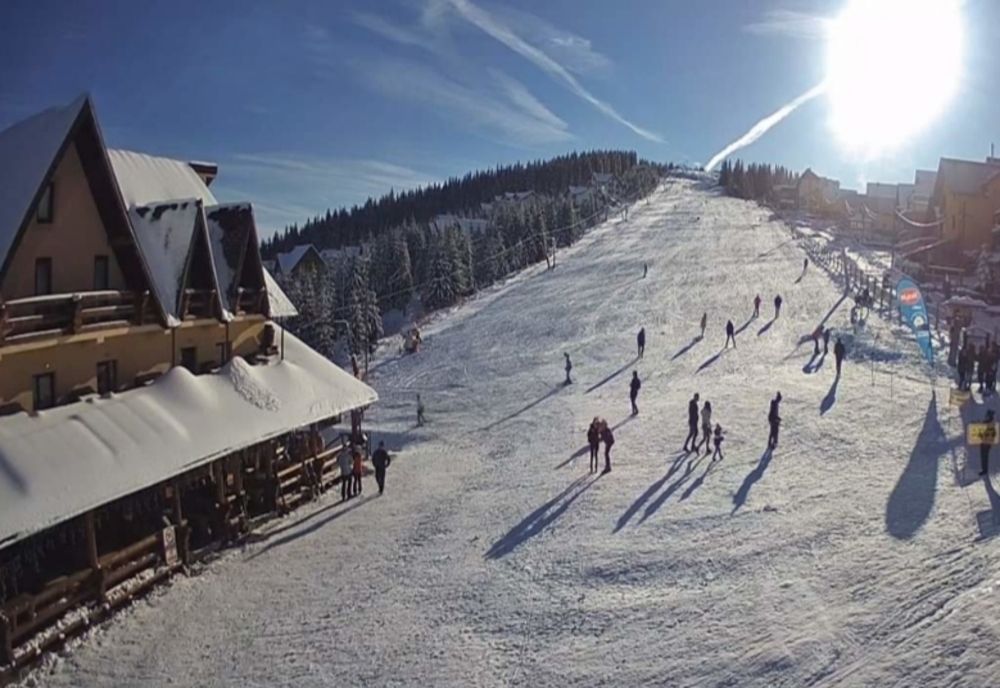 Pasionații sporturilor de iarnă schiază și la Rânca