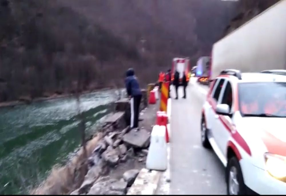 În câteva minute traficul va fi închis total pe DN 7, Valea Oltului