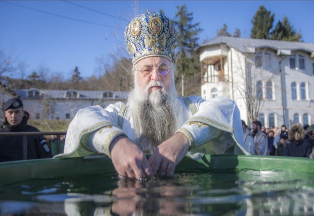 Arhiepiscopul Râmnicului: Să păstrăm haina botezului nostru curată, ca să ne apropiem de Dumnezeu și să primim înfierea