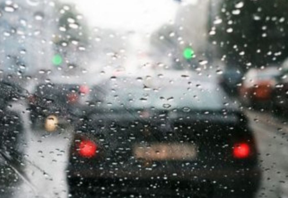 Traficul rutier se desfășoară în condițiile unui carosabil umed pe autostrada A1