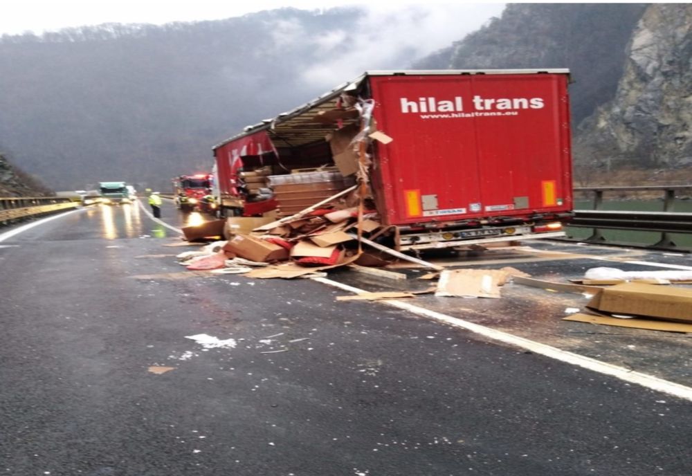 Circulație blocată total pe Valea Oltului