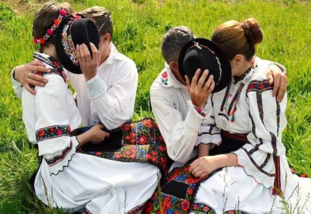 Îndrăgostiții sunt așteptați astăzi cu surprize și un spectacol la cafeneaua Arya, din Râmnicu Vâlcea