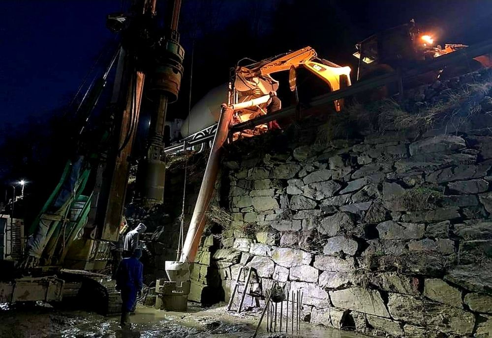 Lucrările de construire a noului zid de sprijin și consolidare a părții carosabile pe DN 7 au continuat și noaptea trecută