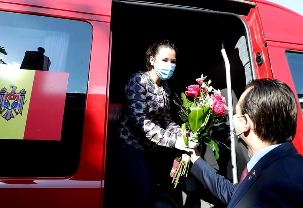 Premierul român a fost prezent la îmbarcarea echipei de medici și asistenți români care va pleca în misiune în Republica Moldova