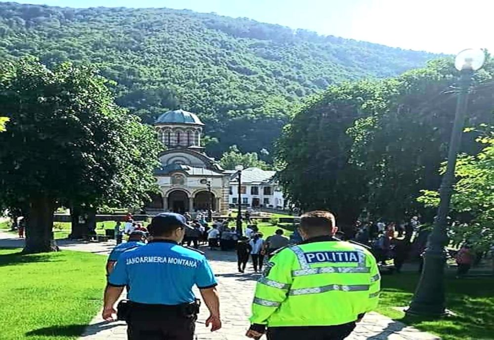 Slujbe și pază la bisericile vâlcene