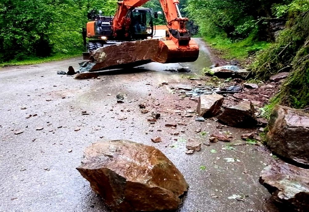 Bucăți desprinse de pe versanți. Drumarii au fost solicitați pe DN 7A