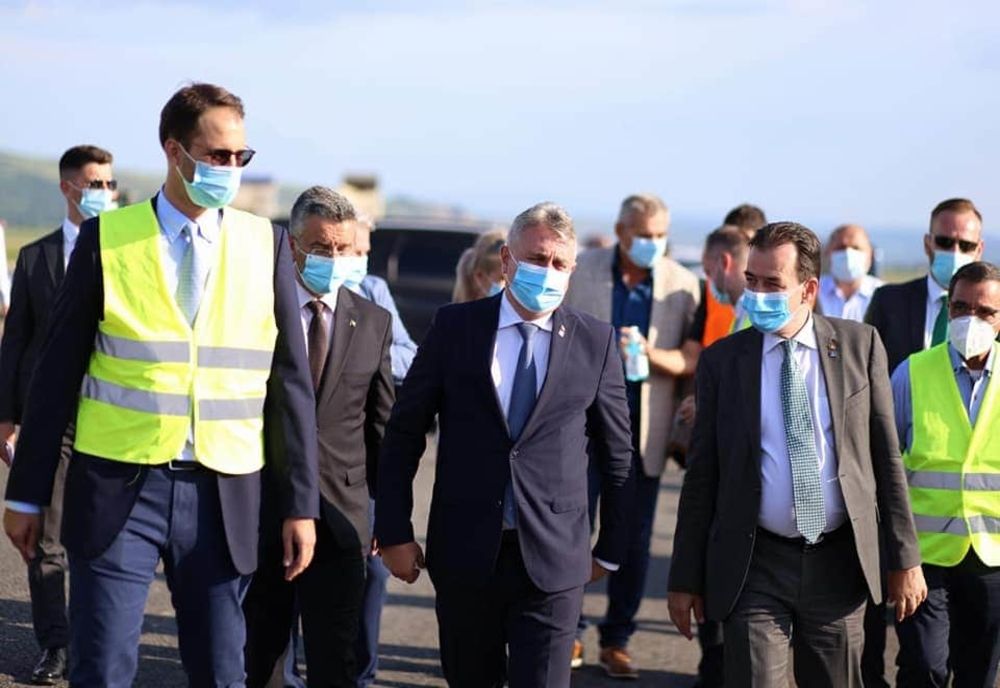 Premierul, prezent pe Transalpina. Investițiile vor continua pe sectoarele aferente județelor Vâlcea și Gorj, pentru asigurarea viabilității drumului, au declarat oficialii români