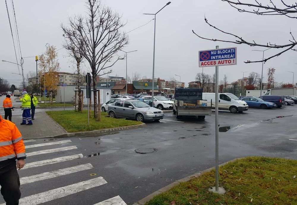 Soluţia găsită de autorităţi pentru şoferii care blocau accesul într-o parcare din oraş