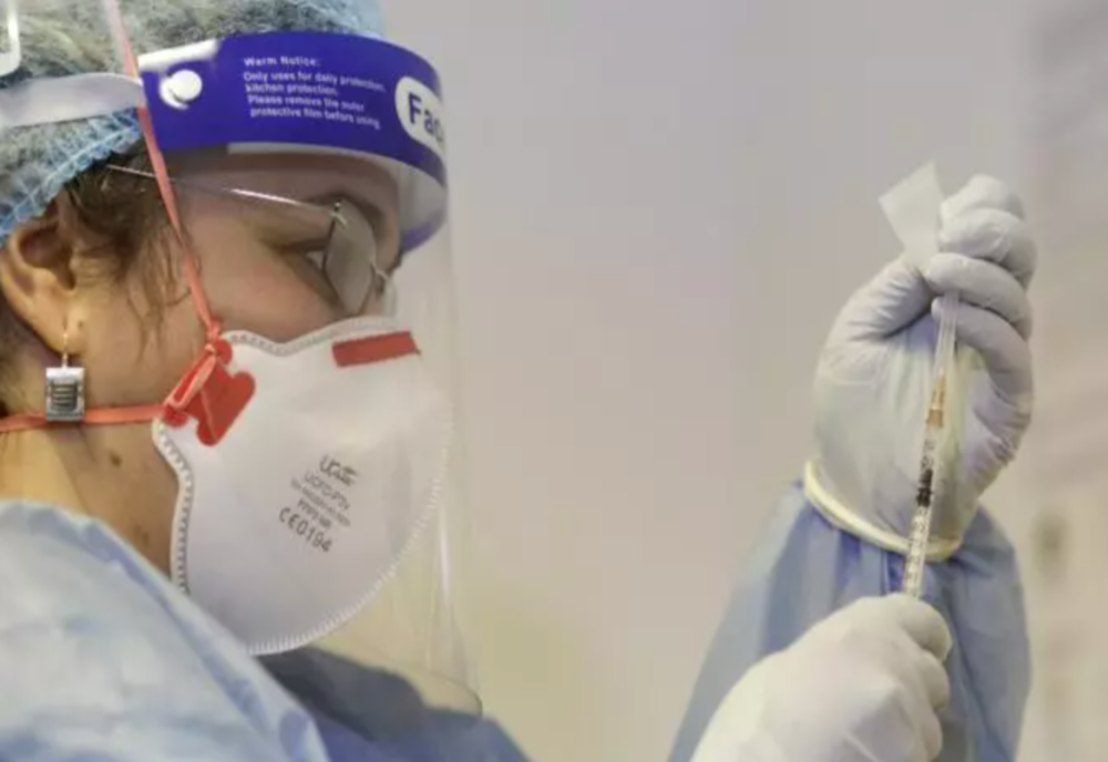 Vaccinul anti-COVID a ajuns în Oltenia. Cine este primul medic vaccinat