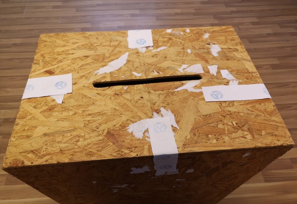 Cercetări pentru transportarea neconformă a unei urne de vot