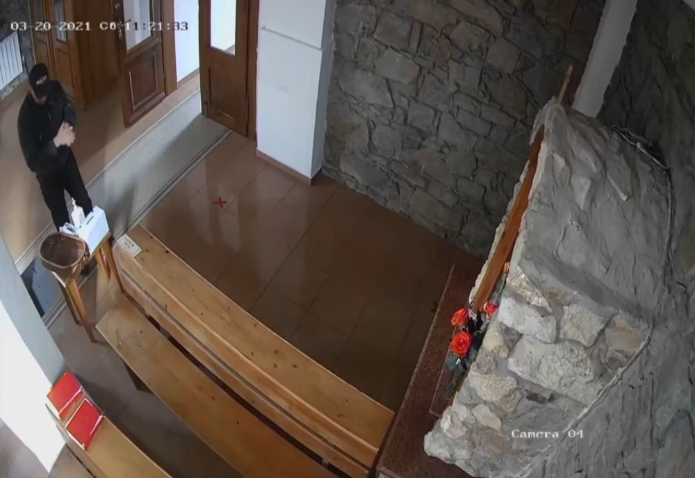 Un hoț "evlavios" și-a dezinfectat mâinile și și-a făcut cruce înainte de a fura banii din cutia milei