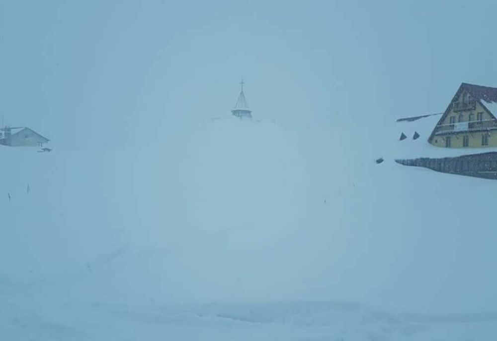 Nivel maxim de alertă pentru Masivul Făgăraș. Troiene de 3 metri la Bâllea Lac