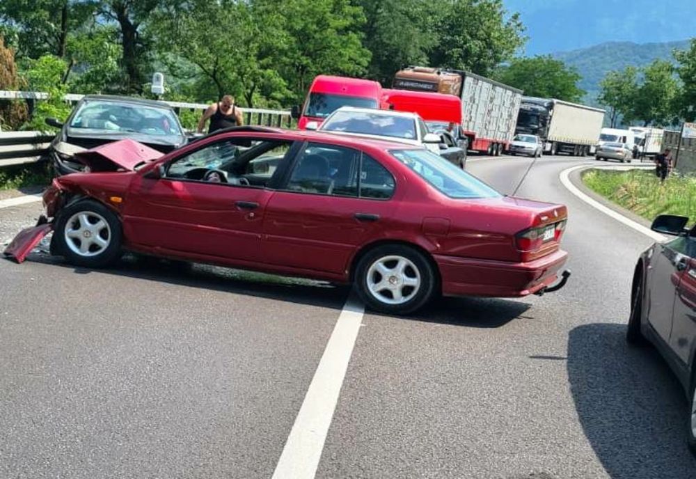 Vâlcea: Şapte persoane, printre care doi copii, rănite într-un accident rutier pe DN 7
