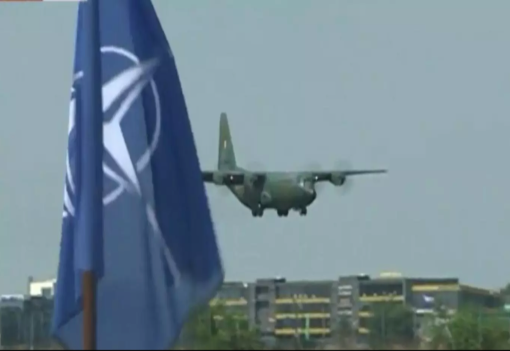 Avionul cu cei 15 români evacuați din Afganistan a ajuns în România