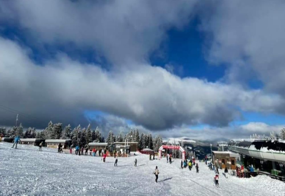 Se poate schia pe Transalpina. Vântul nu permite, momentan, accesul la telescaun și o telegondolă