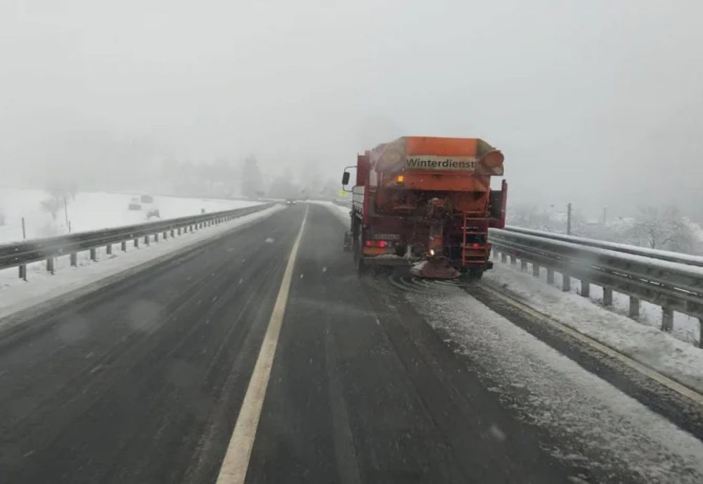 Polei și zăpadă. Șoferii, avertizați cu privire la această situație