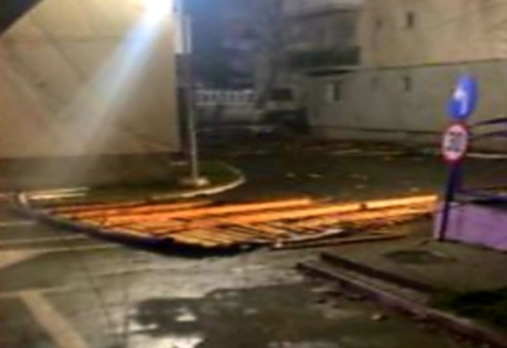 Acoperiș smuls de vânt la un bloc de locuinţe din Râmnicu Vâlcea