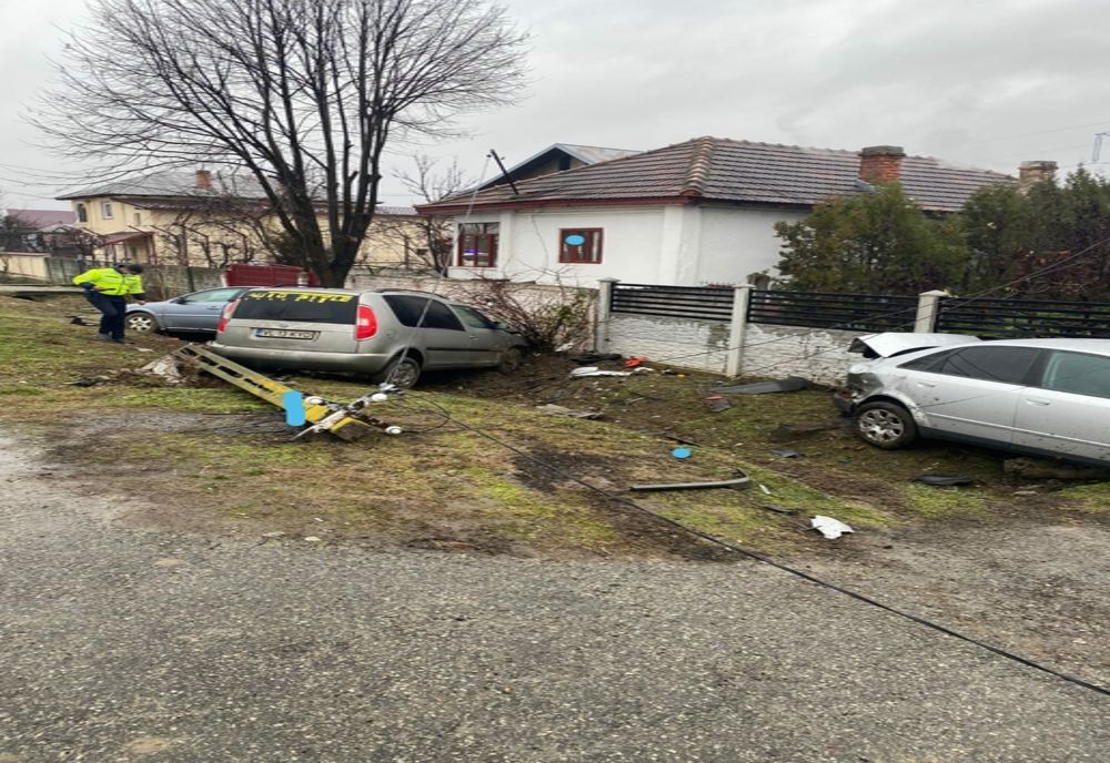 Accident în Vâlcea. Stâlp de electricitate, doborât