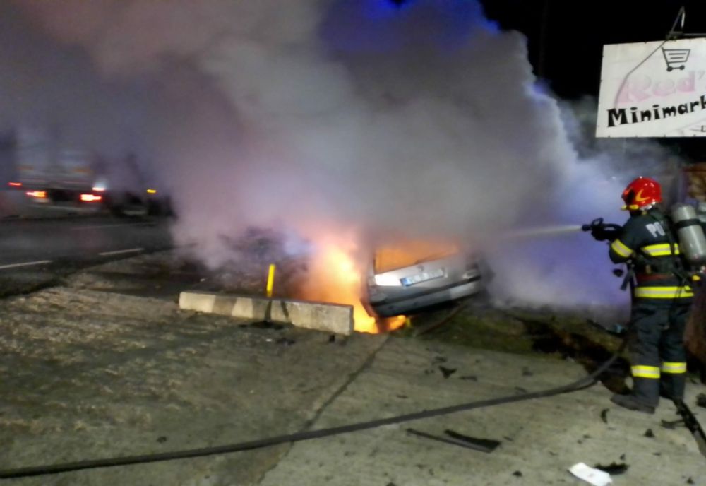 VIDEO. Doi tineri, răniţi după ce au intrat cu maşina într-o conductă de gaze şi a luat foc